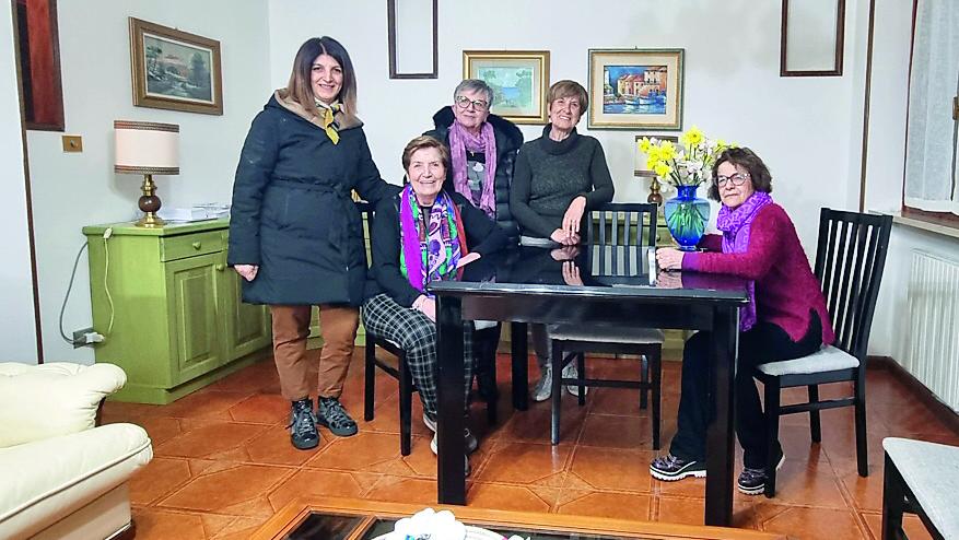 La presidente Giuseppina Roggio (seduta a sinistra) con le volontarie <em>(foto Massimo Locci)</em>