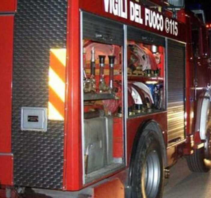 San Possidonio. Fiamme sull’auto fuori strada: due feriti 