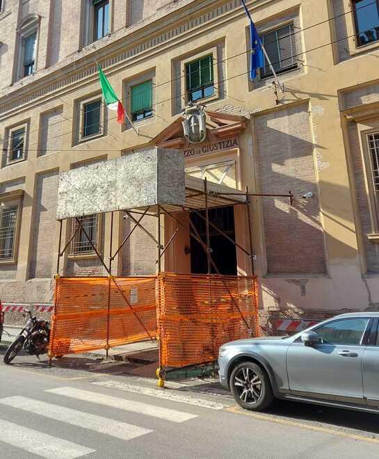 Modena Picchia e assedia la ex: chiesto un anno 