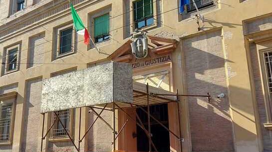 Modena Picchia e assedia la ex: chiesto un anno