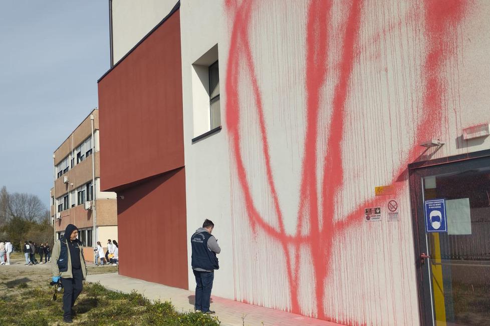 Modena Vivi deturpano i muri Colpito il Polo Leonardo 