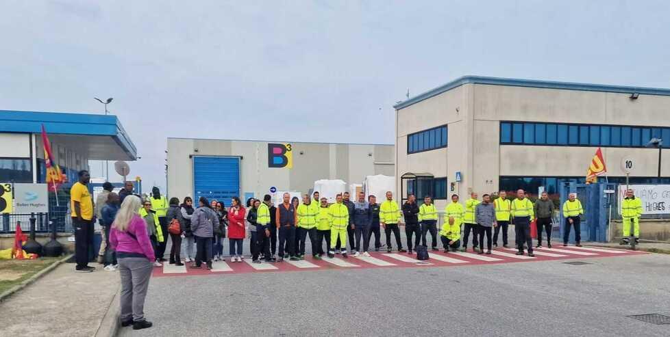 Livorno, rischio esuberi da Bcube. La protesta dei lavoratori: «Troppe incertezze»