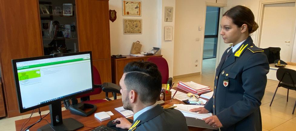Pistoia, cento lavoratori abusivi in 8 aziende: scoperto un giro di fatturazioni false