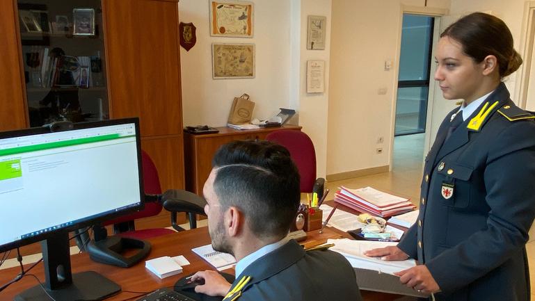Pistoia, cento lavoratori abusivi in 8 aziende: scoperto un giro di fatturazioni false