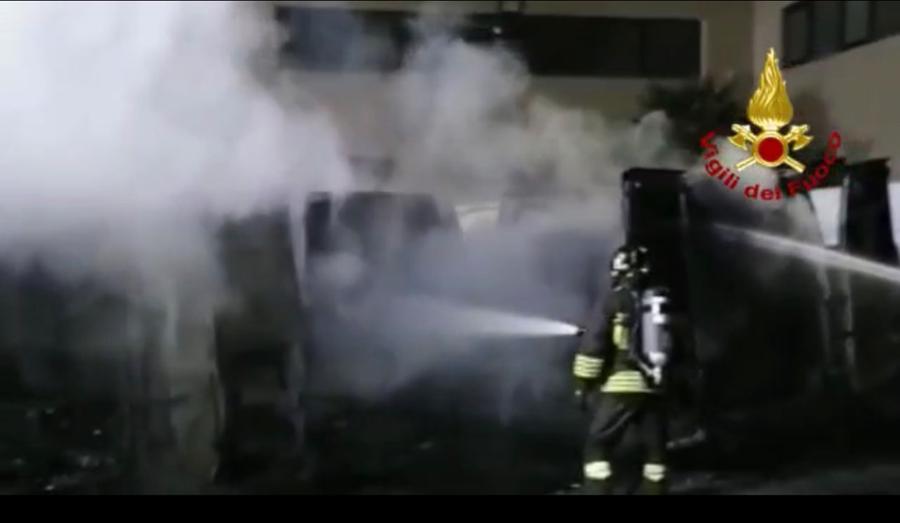 Rogo nella notte: distrutti 4 furgoni di un’azienda