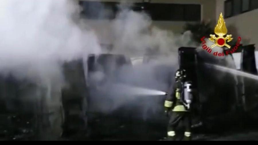 Rogo nella notte: distrutti 4 furgoni di un’azienda