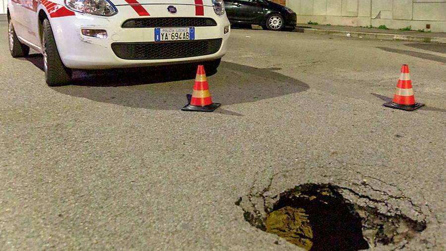 Firenze, cede l’asfalto e dopo San Frediano si apre una voragine anche in via del Pratellino