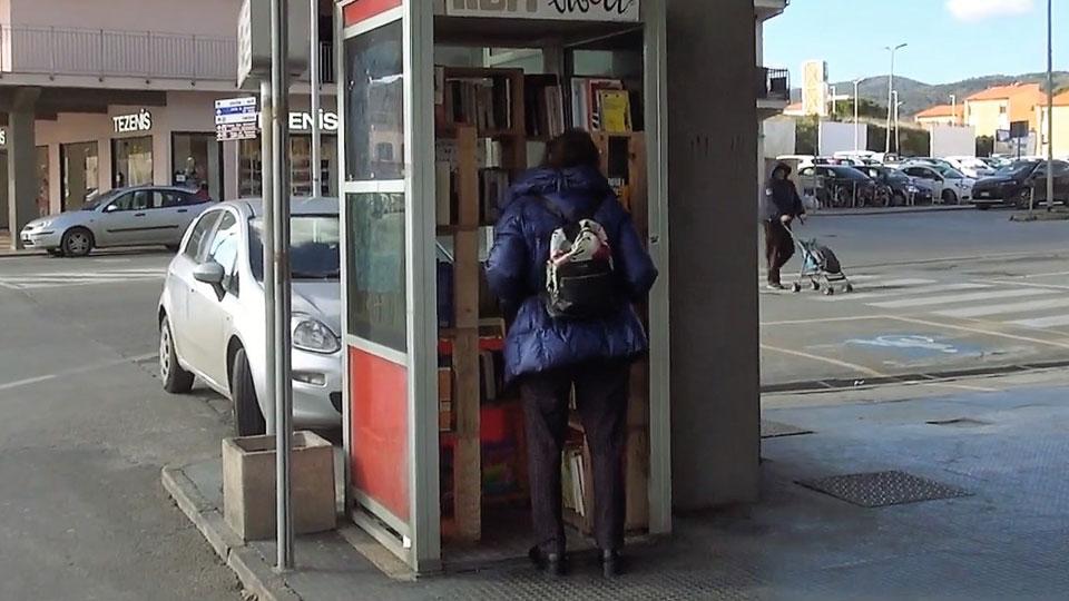 Elba, libri nell’ex cabina telefonica: in piccolo book crossing al porto