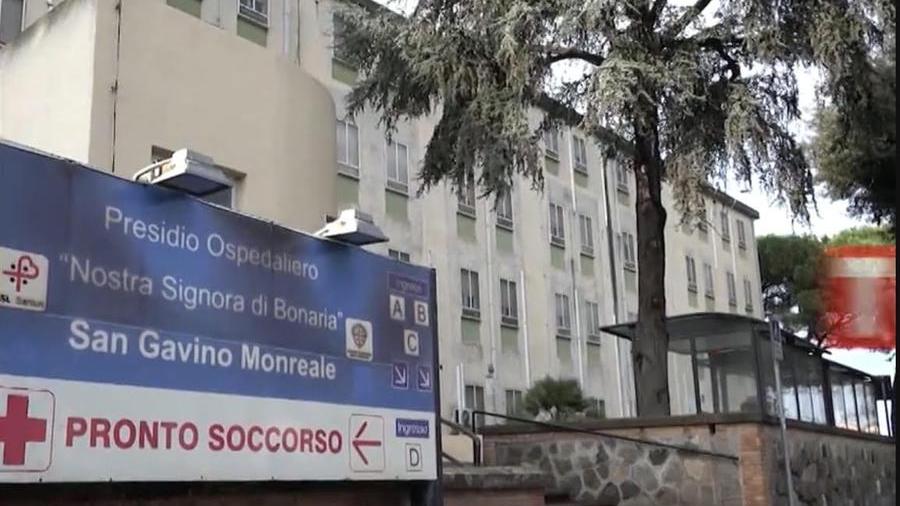 Anziano ha un malore alla guida, perde il controllo dell’auto e investe due donne: tutti in ospedale, sono gravi