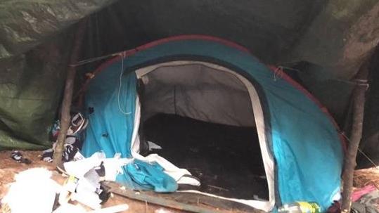 Pisa, latitante viveva in mezzo alla pineta: nella tenda spacciava coca e hashish