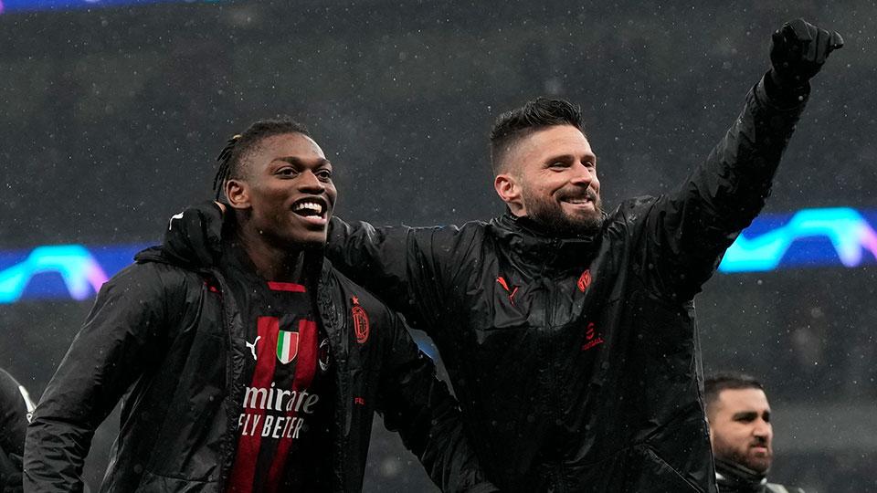 Leao e Giroud esultano dopo la qualificazione ai quarti in Champions