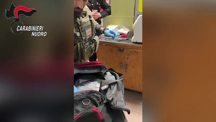 Compra 34 chili di cocaina con 300mila euro in contanti, giovane arrestato a Bari Sardo