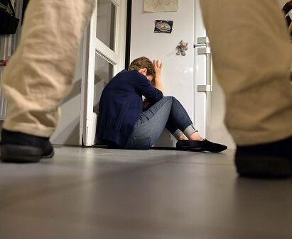 Forbici e bottigliate alla compagna, condannato l’ex violento 