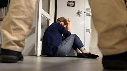 Forbici e bottigliate alla compagna, condannato l’ex violento