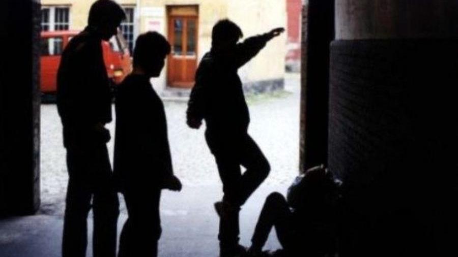 Firenze, ragazzino di 16 anni aggredito dalla baby gang fuori dalla scuola