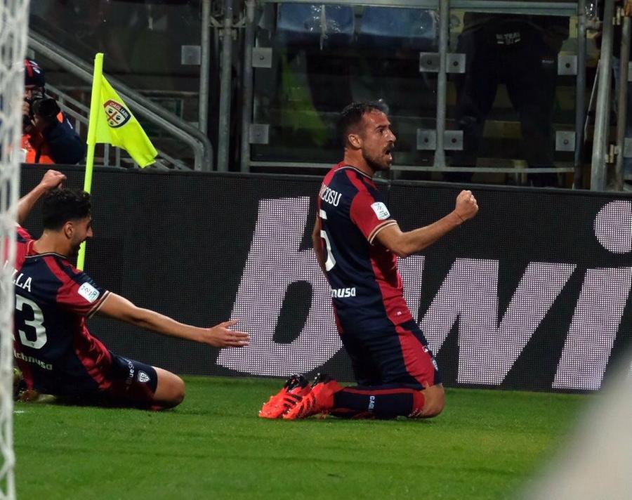 
	Mancosu esulta dopo il suo gran gol (foto mario rosas)

