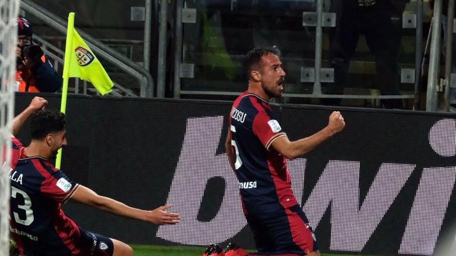 Mancosu esulta dopo il suo gran gol (foto mario rosas)