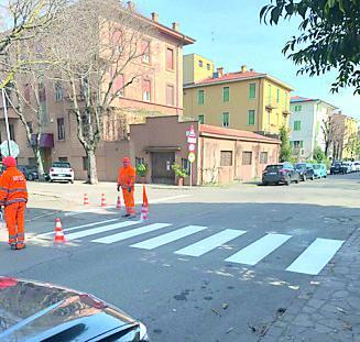Modena. Via Guicciardini, finalmente i paletti e la segnaletica 