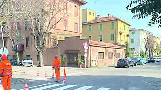 Modena. Via Guicciardini, finalmente i paletti e la segnaletica