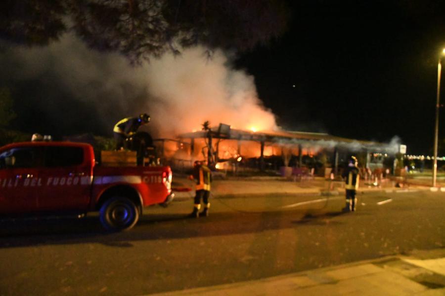 Oristano, chiosco in fiamme sul lungomare di Torregrande