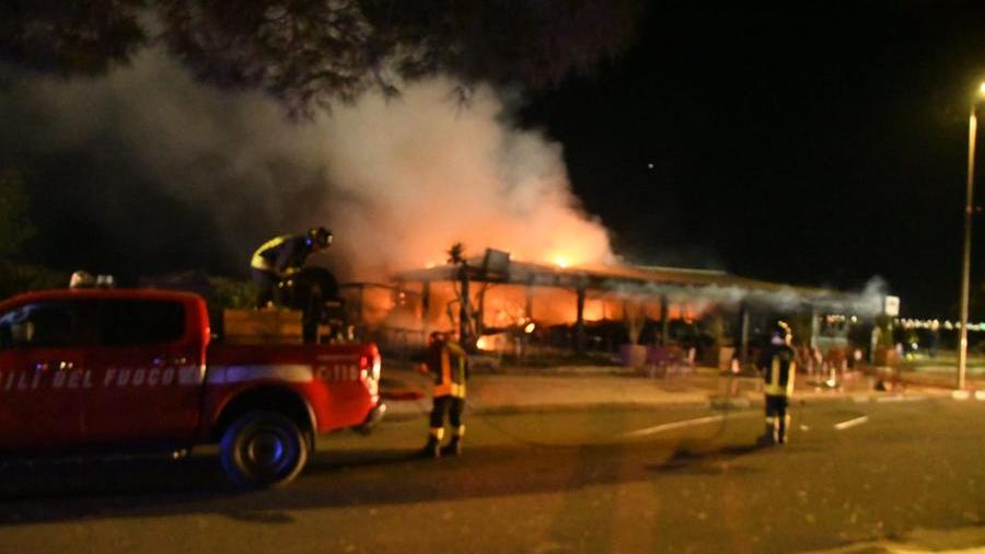 Oristano, chiosco in fiamme sul lungomare di Torregrande