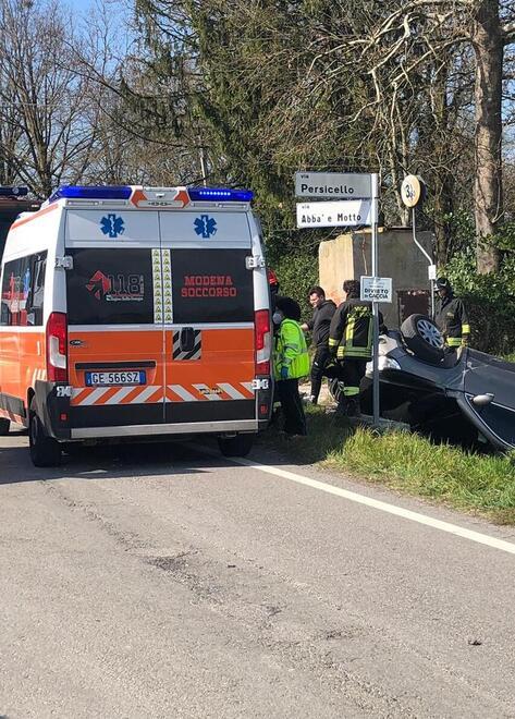 Massa Finalese Si ribalta e rischia di annegare 