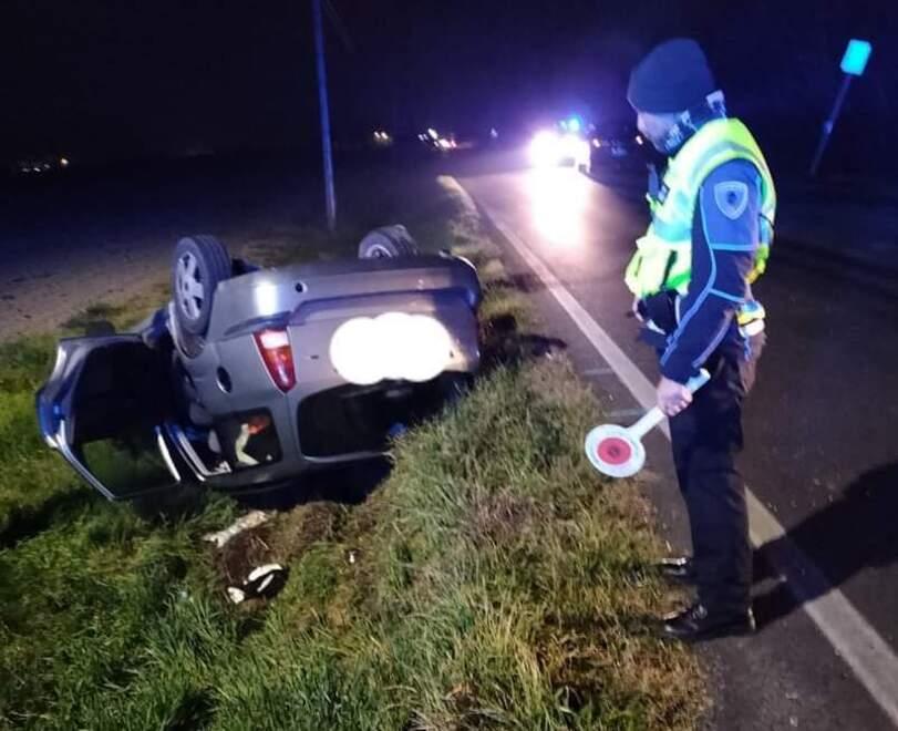 Scontro tra due auto sulla Statale Nord Un veicolo si capovolge e finisce nel fosso 