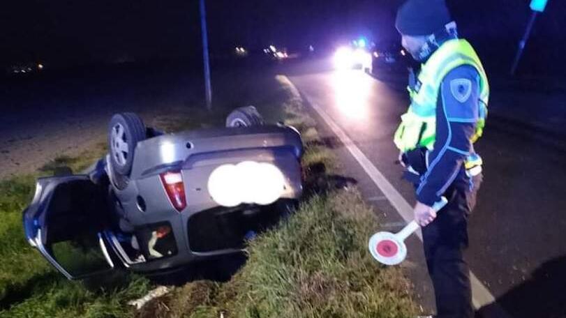 Scontro tra due auto sulla Statale Nord Un veicolo si capovolge e finisce nel fosso