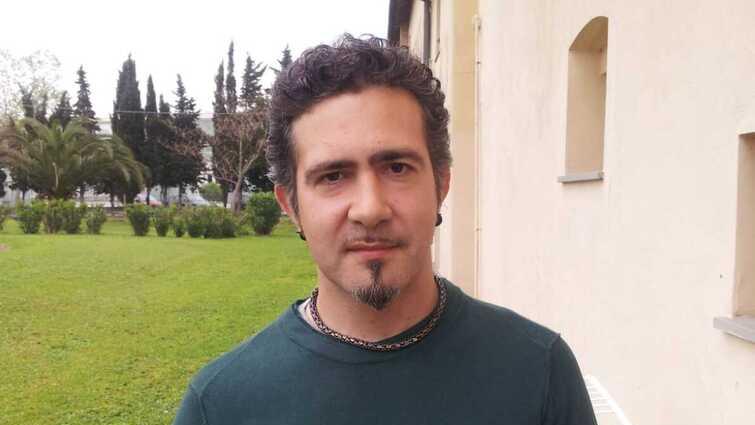 Livorno, muore a 46 anni davanti alla madre cassiere della Coop e musicista