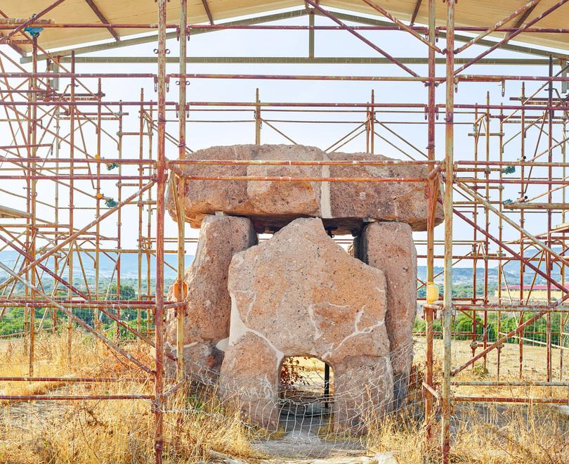 “Dolmen e Menhir in Sardegna”: al Man la mostra di Olivo Barbieri