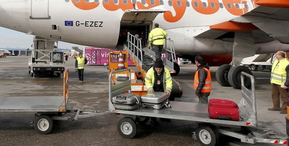 Le operazioni di carico dei bagagli su un volo in partenza da Pisa (foto d’archivio)