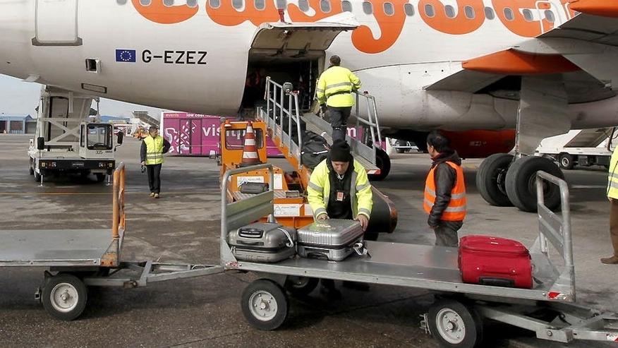 Le operazioni di carico dei bagagli su un volo in partenza da Pisa (foto d’archivio)