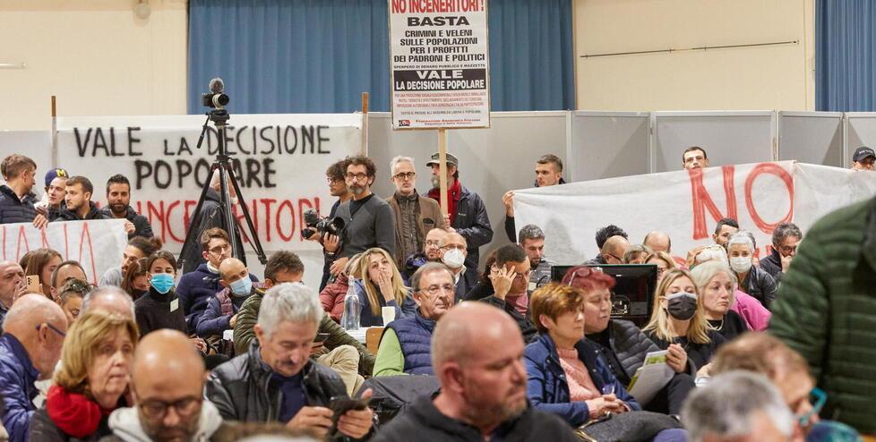 Sulla questione rigassificatore sono state fatte manifestazioni di protesta e assemblee infuocate (foto Juri Autovino)