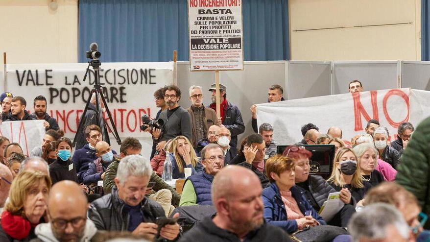 Sulla questione rigassificatore sono state fatte manifestazioni di protesta e assemblee infuocate (foto Juri Autovino)