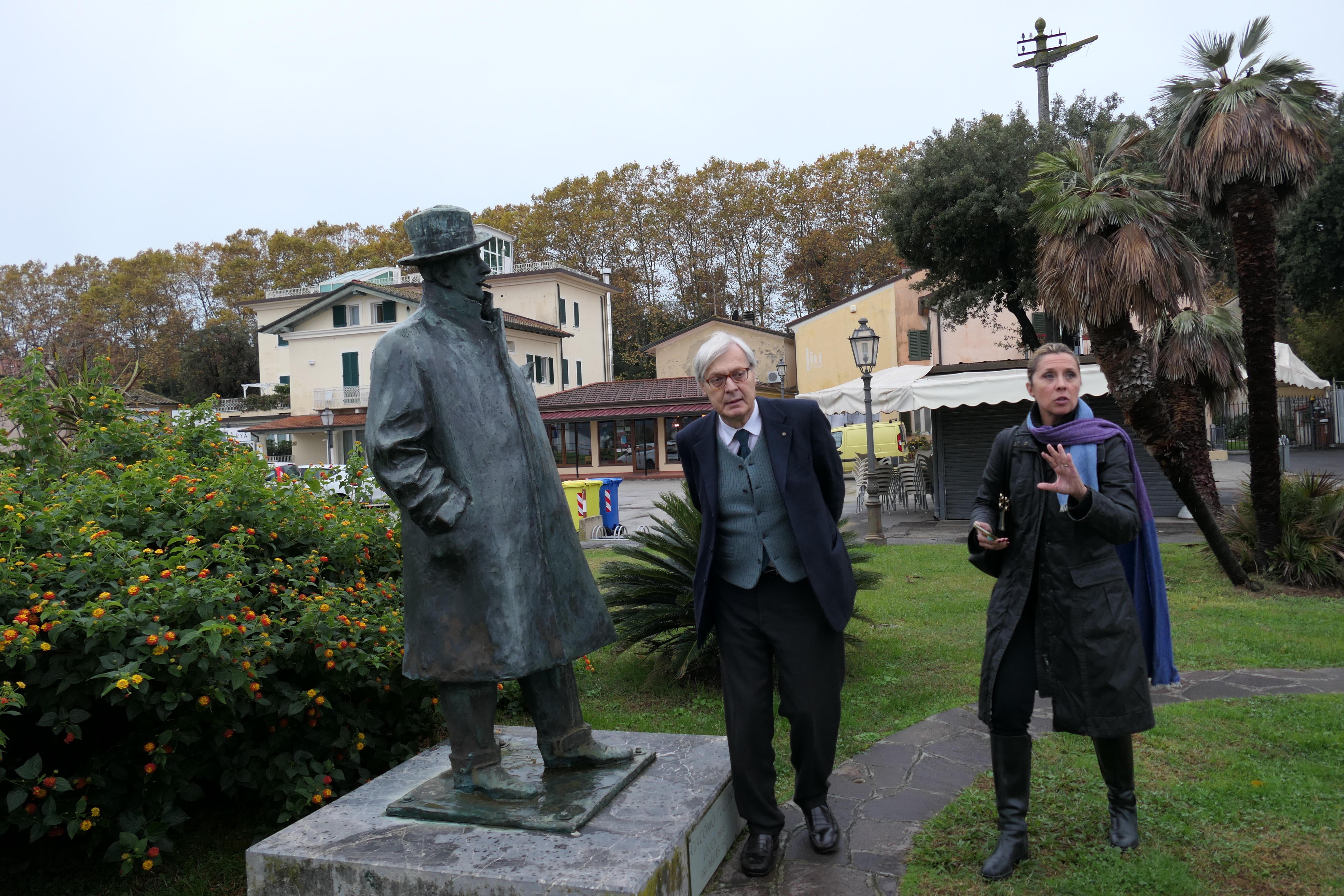 Vittorio Sgarbi con Barbara Paci a Torre del Lago (Foto Roberto Paglianti)