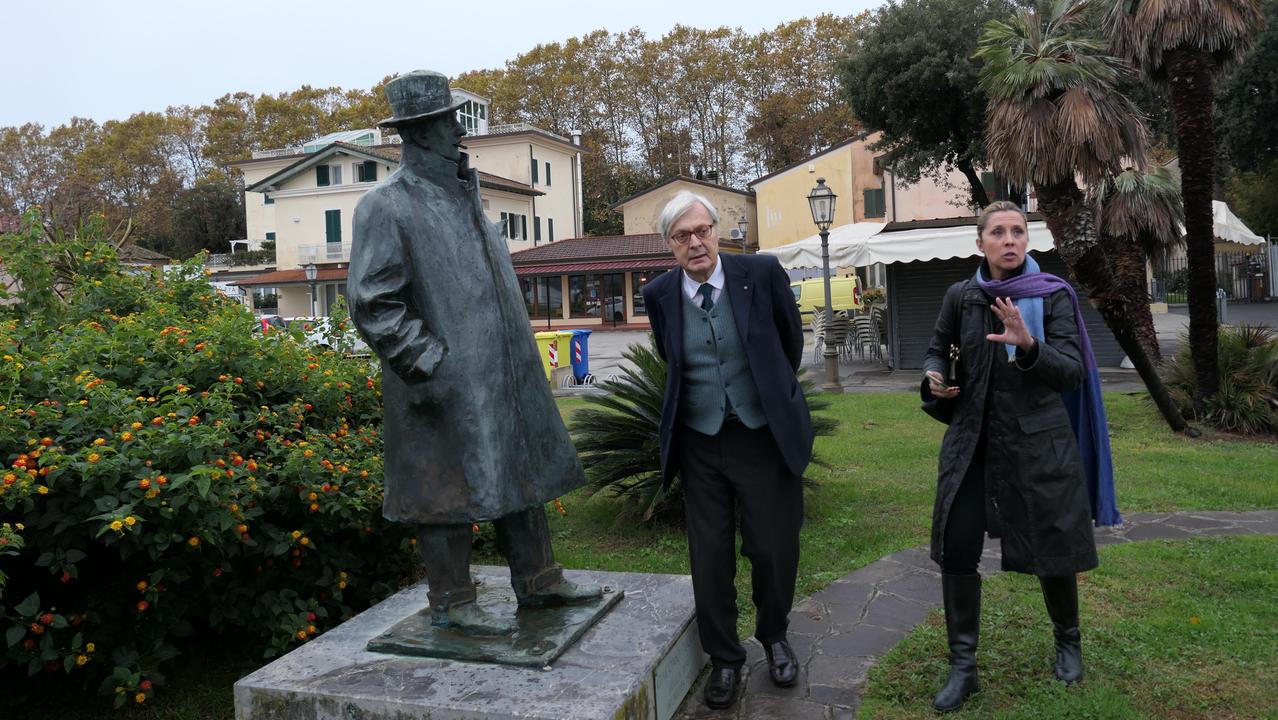 Vittorio Sgarbi con Barbara Paci a Torre del Lago (Foto Roberto Paglianti)