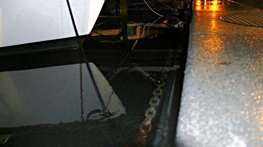 Precipita dalla spalletta e cade su una barca: trentenne in ospedale