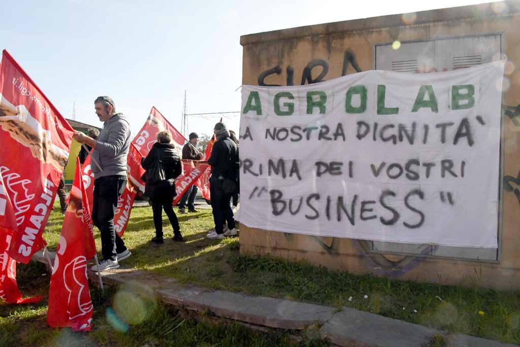 Un'immagine del presidio di protesta dei lavoratori di Agrolab