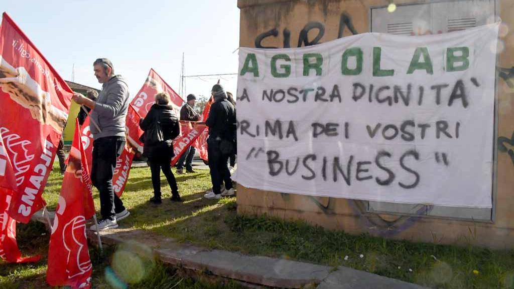 Un'immagine del presidio di protesta dei lavoratori di Agrolab