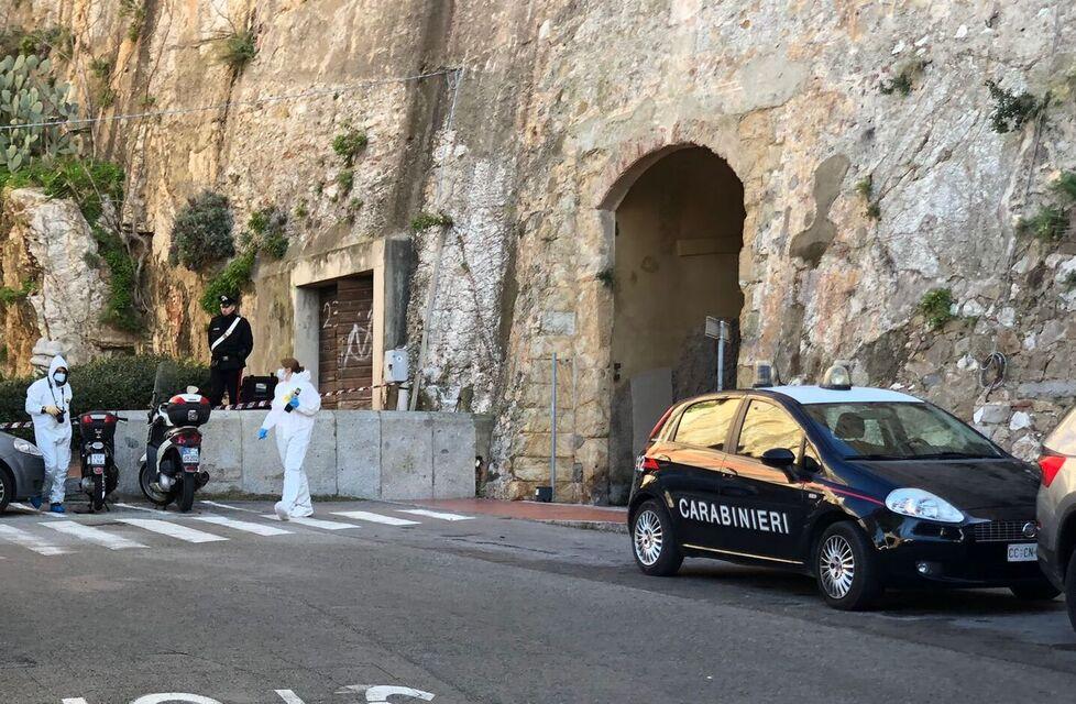 I carabinieri durante i rilievi dopo l’omicidio di Angelo Carugati (foto Giò Di Stefano)