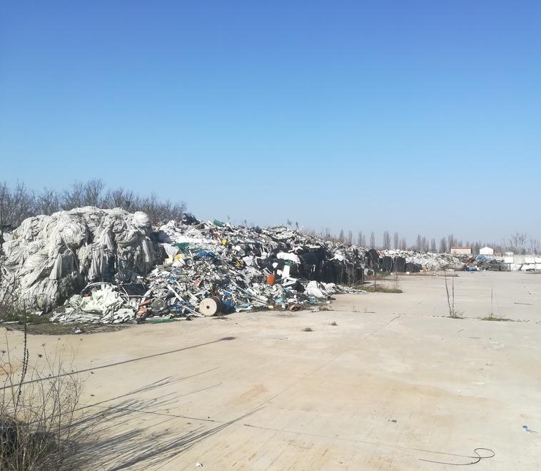 Rifiuti ammassati a Ponti Spagna, la proprietà deve ripulire l’area 