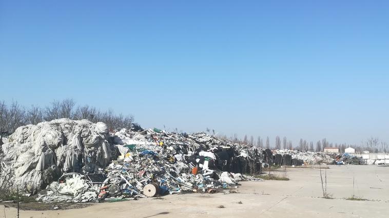 Rifiuti ammassati a Ponti Spagna, la proprietà deve ripulire l’area