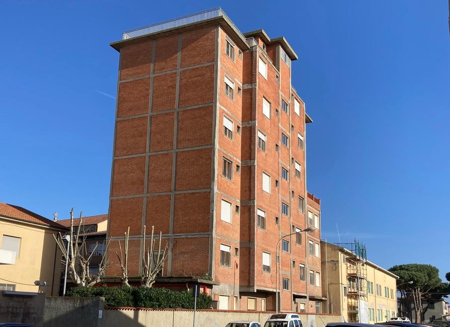 La palazzina dell’ex pensionato Maffi a San Pietro in Palazzi: da anni era in disuso ma ora il Comune ha in cantiere di realizzarci venti alloggi di edilizia popolare e altrettanti per i quali predisporre una vendita a prezzo agevolato (foto Michele Falorni/Silvi)