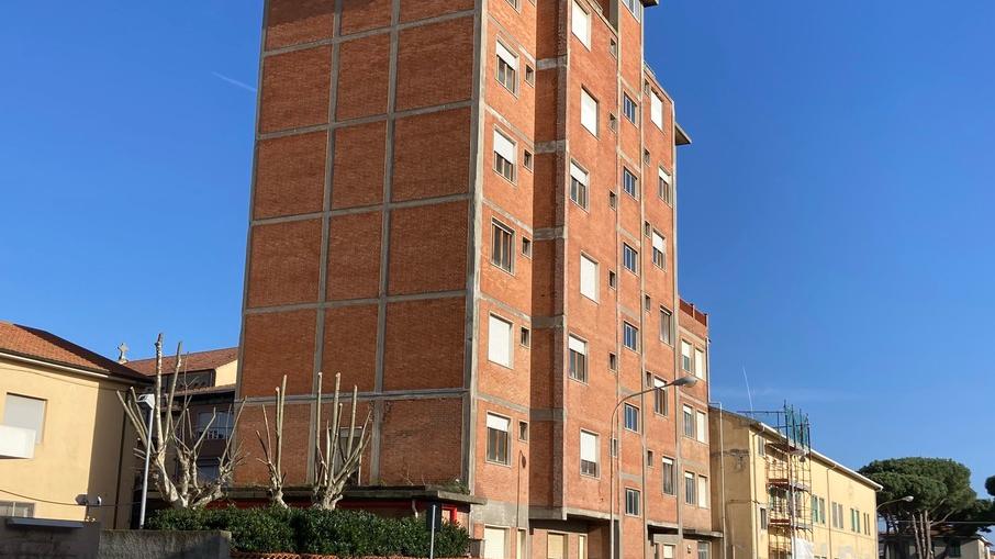 La palazzina dell’ex pensionato Maffi a San Pietro in Palazzi: da anni era in disuso ma ora il Comune ha in cantiere di realizzarci venti alloggi di edilizia popolare e altrettanti per i quali predisporre una vendita a prezzo agevolato (foto Michele Falorni/Silvi)