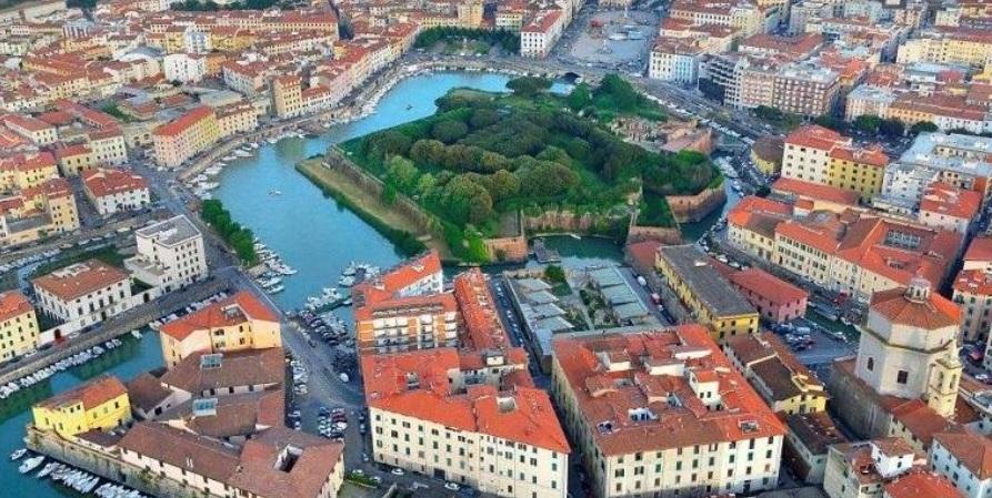 Gli albergatori livornesi: «Itinerari, eventi e bus per favorire l’economia»