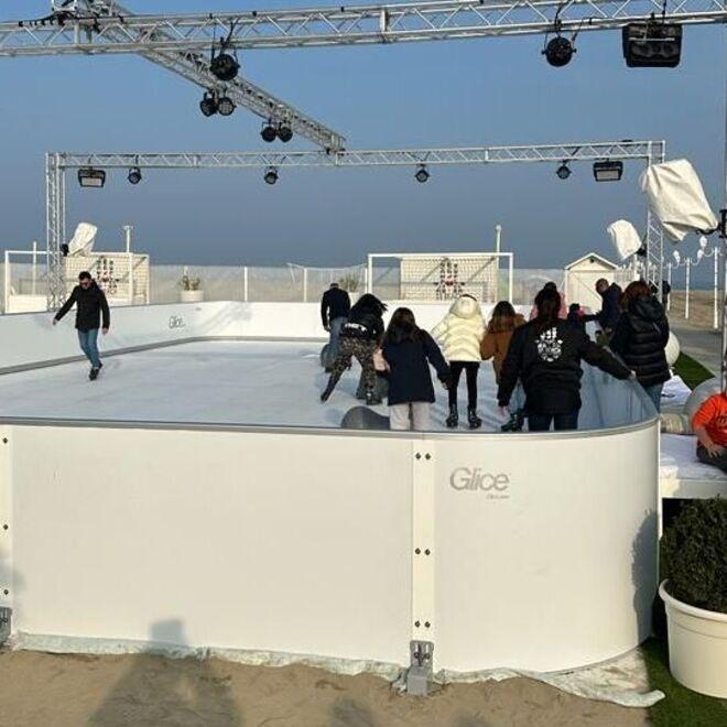 A Lido Spina tutti sulla battigia ma pronti a pattinare sul ghiaccio 