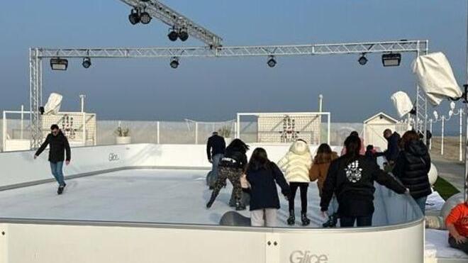 A Lido Spina tutti sulla battigia ma pronti a pattinare sul ghiaccio