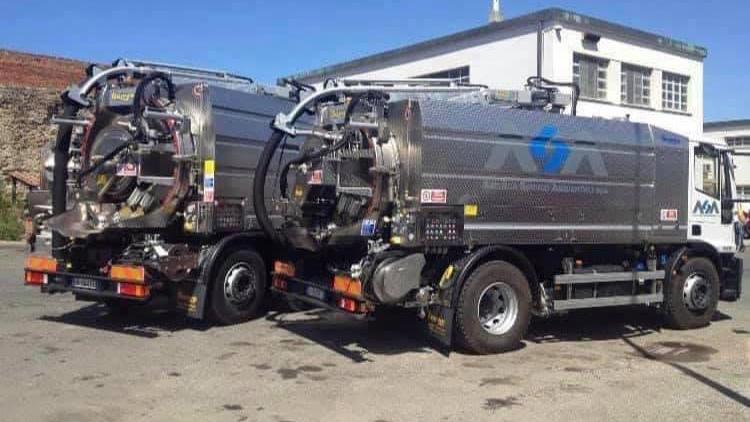 I mezzi di Asa, la società che si occupa del servizio idrico e del gas sul territorio. A finire nel mirino dell’azienda sono nove dipendenti del servizio fognature