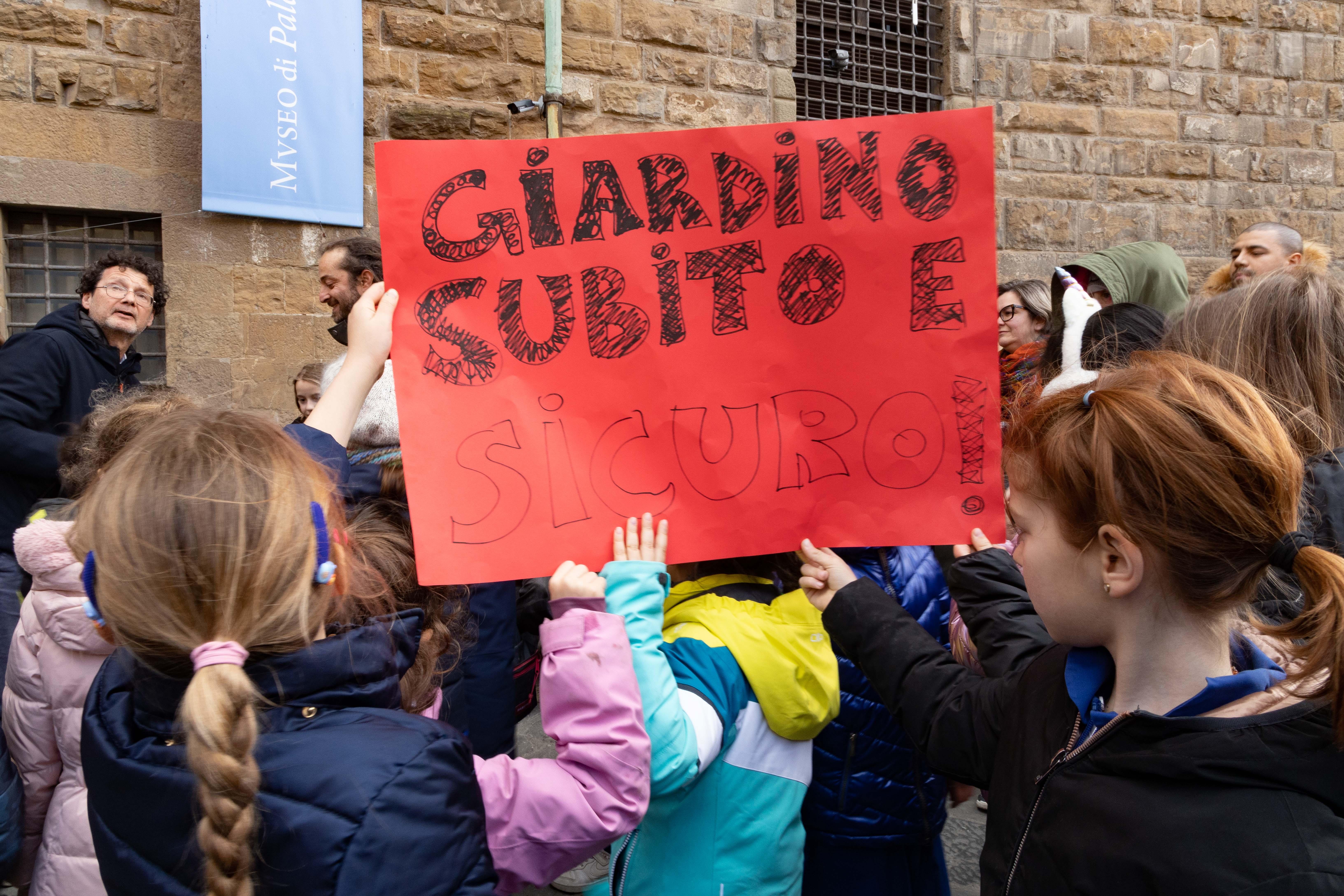 I bambini portati in piazza dopo il crollo dell’albero a scuola