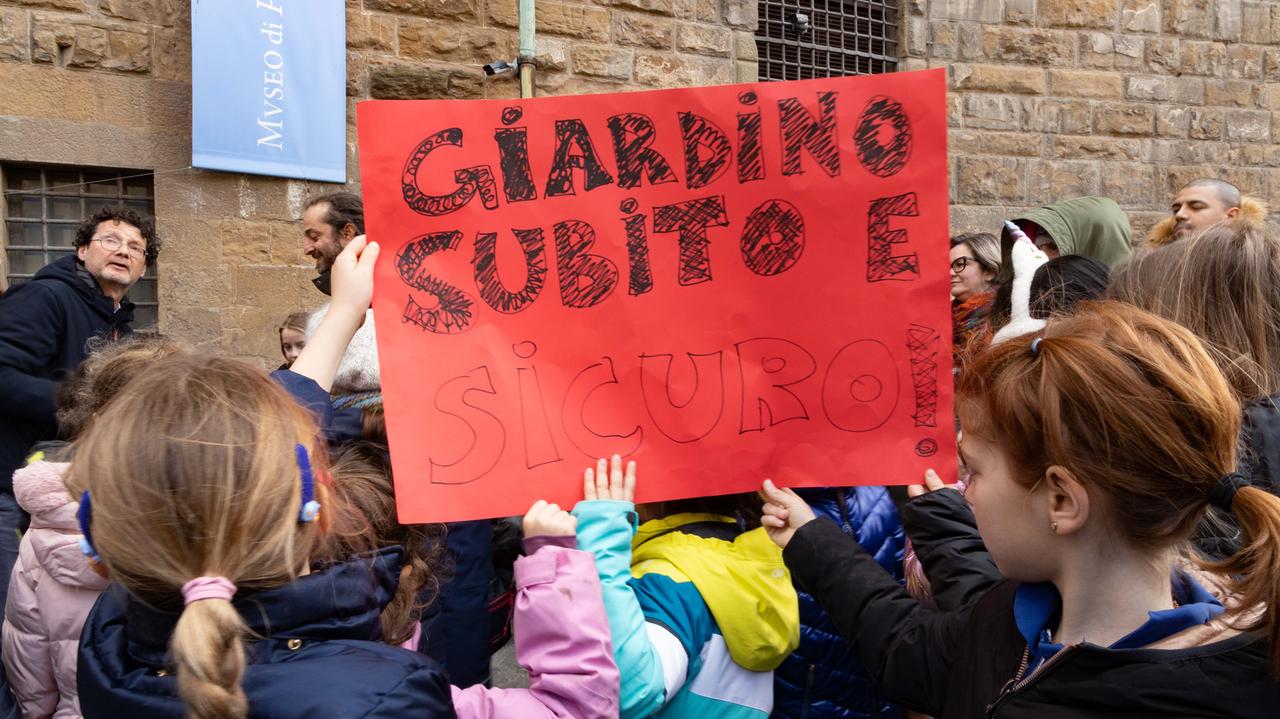 I bambini portati in piazza dopo il crollo dell’albero a scuola